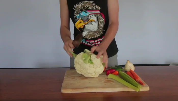 Cut the cauliflower into bite-sized pieces. Rinse them in water.