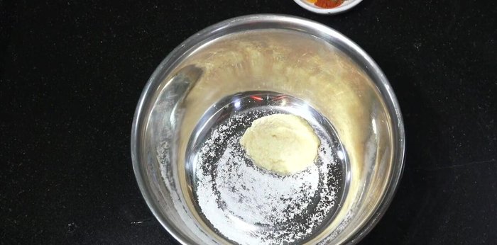 In a bowl, mix garlic ginger paste, salt, garam masala powder, chili powder, turmeric powder, coriander powder, lemon juice, and oil.