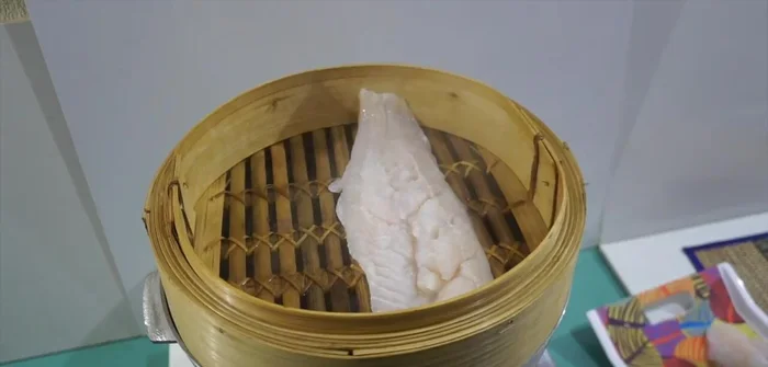 Place the fish in a bamboo steamer over boiling water. Steam for 5-6 minutes.