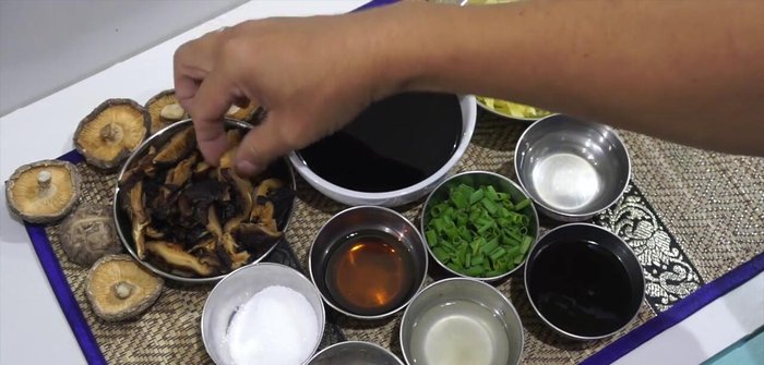 Soak dried shiitake mushrooms in cold water for a few minutes, then thinly slice them. Cut ginger into small pieces.