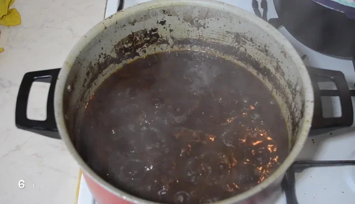 Add ice cubes to release more walnut oils. Adjust seasoning (salt, sugar to taste).