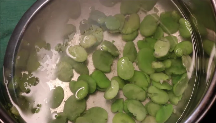 Drain the broad beans.