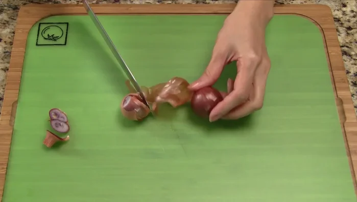 Trim the ends of the shallot and cut it into thin slices. Chop the fish fillets into 1-inch sections.