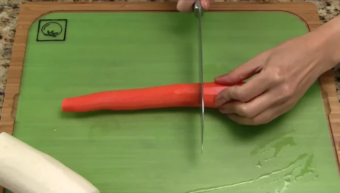 Peel the carrot and radish. Cut the carrot into 1 1/2-inch sections (thicker parts into four, thinner into half). Cut the daikon radish into thirds, then into thirds again.