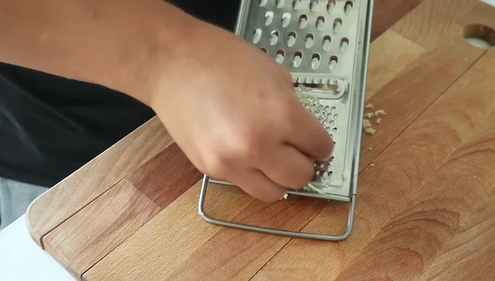 Cut the octopus into 1-2 cm pieces.