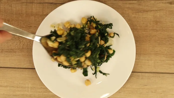 Serve: Plate the garlic chickpeas with Swiss chard. Garnish with a squeeze of lemon and a lemon slice (optional).