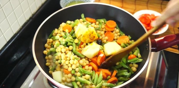 Add chickpeas. Cook for another 4 minutes.