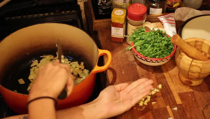 Add ginger and garlic to the pot and sauté.