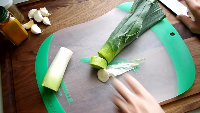 Prep the leeks: Remove dark green parts, root, and outer layer. Slice in half lengthwise and clean between layers. Slice thinly.