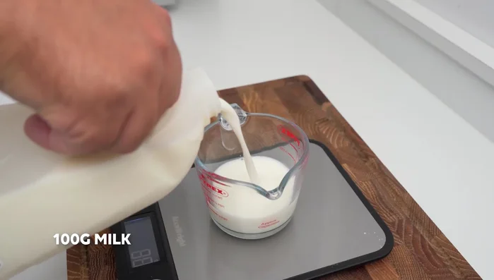 Measure milk, 30g sugar, and separately, 70g sugar.