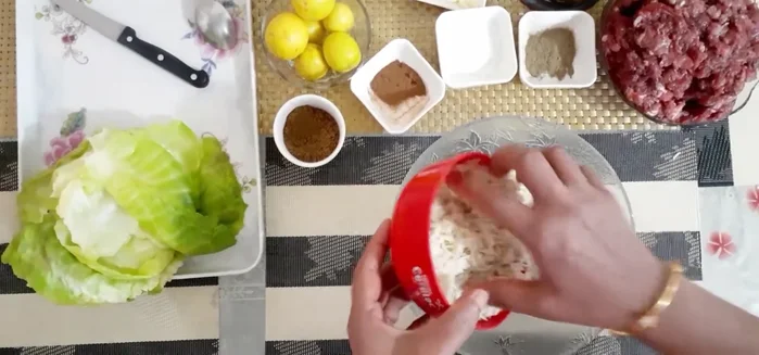 Prepare the filling: Add three to four onions, cinnamon powder, sugar, lemon, butter, salt, and other spices to the softened lentils and leaves. Mix well.