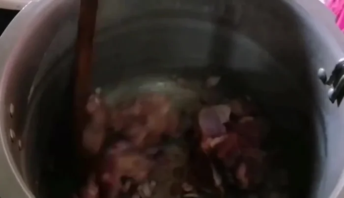 Cook for 5 minutes to change the meat's color.