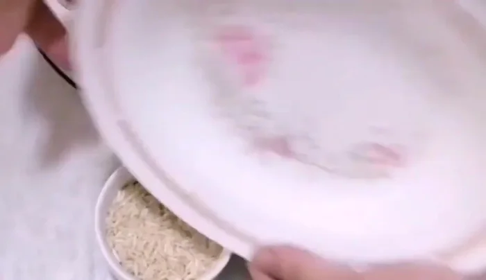 Wash wheat groats and rice well and drain the water.
