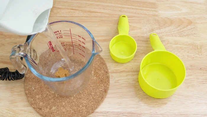 In a medium-sized saucepan, heat 2-3 tablespoons olive oil over medium-high heat. Reduce heat to low, add chopped garlic, and fry for about 30 seconds.
