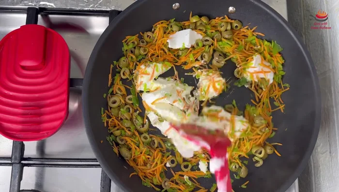 Add 200-300 grams of labneh (adjust amount to achieve desired consistency).