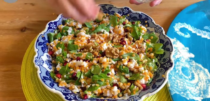 Garnish with remaining walnuts.