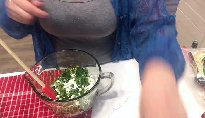 Combine parsley, onions, mozzarella, feta, mint, and paprika in a bowl. Mix well.