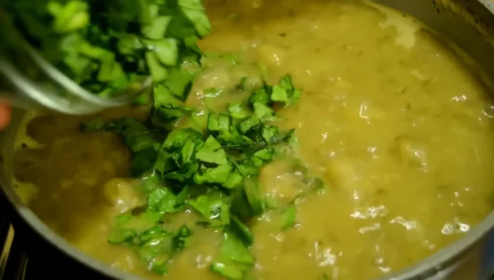 Add spinach and fresh lemon juice, mix well.