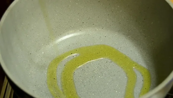 Put some olive oil in a pot at medium heat.