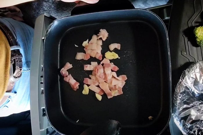 Prepare pre-cooked chicken thighs (air fryer recommended).