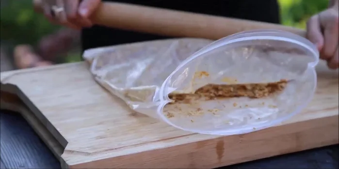 Grind walnuts finely using a grater or electric cutter. You can freeze the ground nuts for later use.