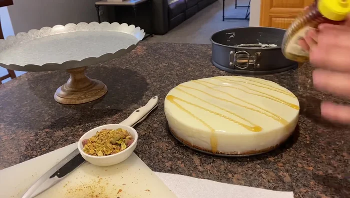 Garnish with honey, pistachios, and cinnamon (or other desired toppings).