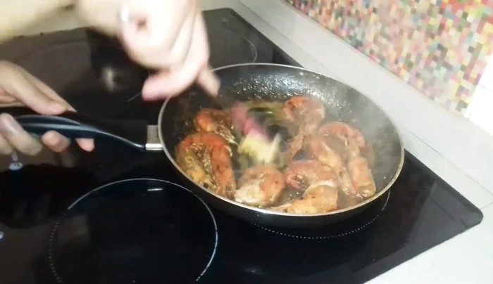 Turn off the heat and let the prawns sit in the remaining butter to maintain juiciness.