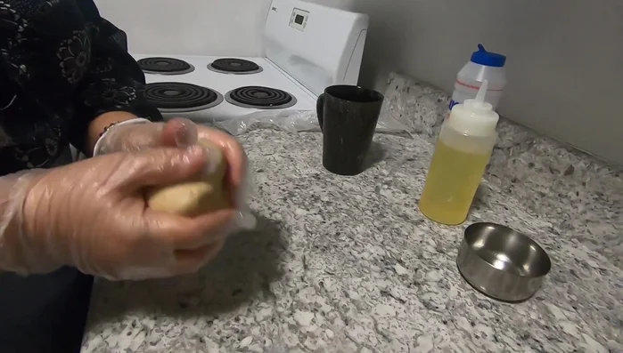 Divide the dough into small balls.