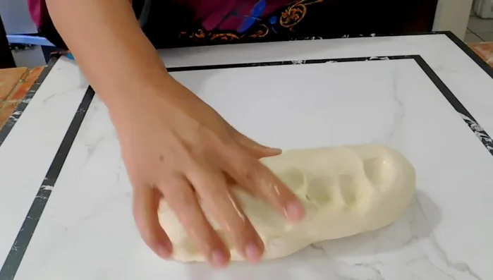 Shape the pastries: Divide the dough into small balls. Roll each ball into a circle or oval. (292.88)