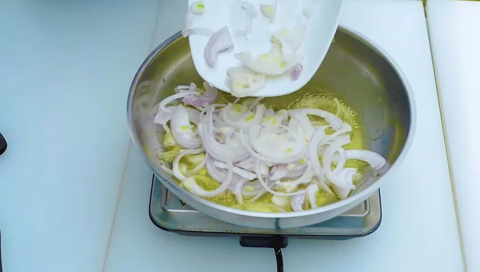 For the vegan filling: Sauté onions in olive oil until translucent. Add chickpeas and Swiss chard; cook for 2 minutes.