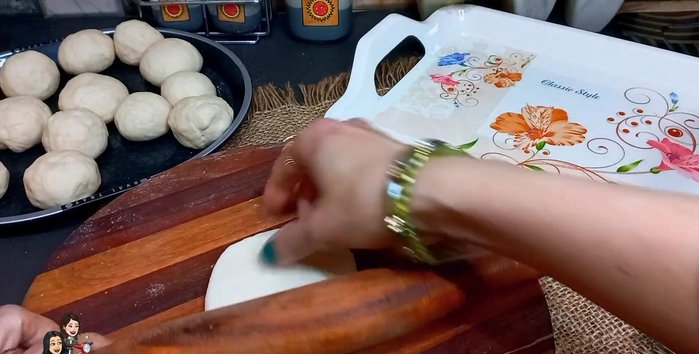 Roll each ball into a small, round roti. (148.879)