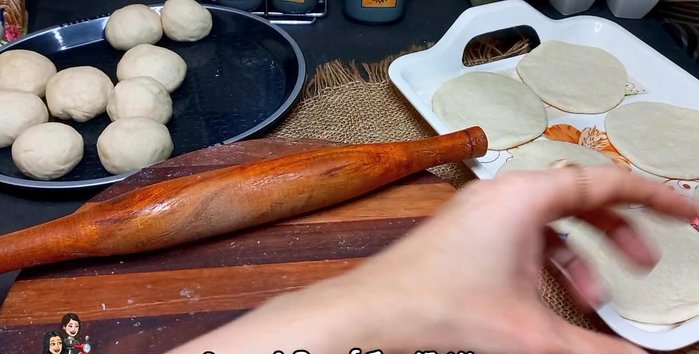 Let the rolled rotis proof for 15 minutes, covered. (161.4)