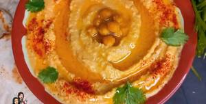 Fluffy Khubz Bread & Creamy Hummus: A Middle Eastern Delight