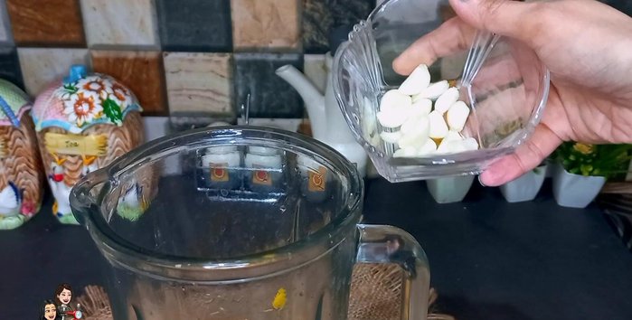 For the hummus, blend boiled chickpeas, lemon juice, cloves, tahini, paprika, salt, olive oil, and water until smooth and creamy. (84.72)