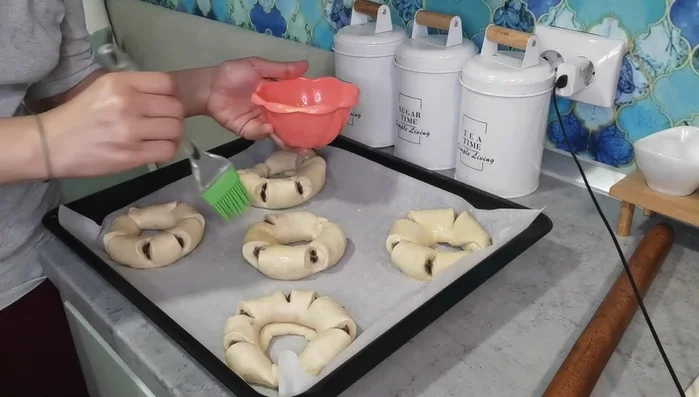 Cover with another baking sheet or towel and let it rest for 10 minutes.