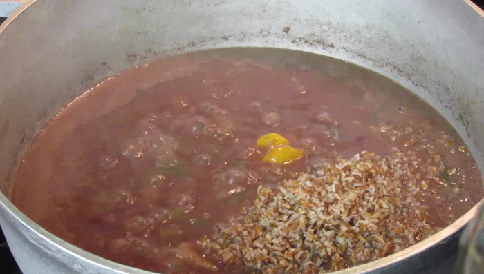 Add the cooked bulgur to the peas, stir well.