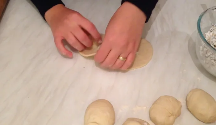 Fold the dough to form a boat shape, sealing the edges.