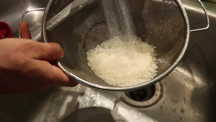 Combine the rinsed mung beans, basmati rice, chopped carrots in a deep pot or saucepan.