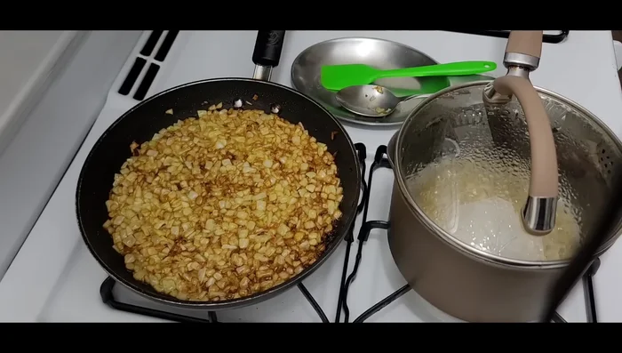 Once the rice is half-cooked, turn off the heat. Add the ground lentils, then add the cooked onions and rice to the lentils. (191.4)