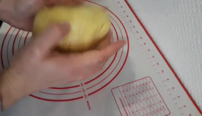 Let the dough rest for 20 minutes.