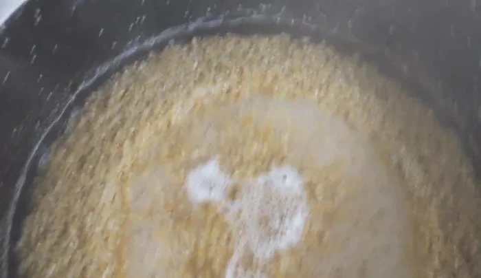 After the wheat boils, gradually add chicken broth to prevent drying out. Let it simmer for about an hour until the wheat softens.