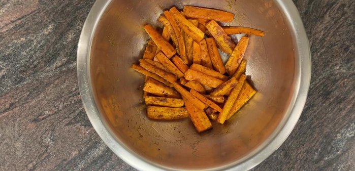 Return the carrots to the bowl. Add 1 tbsp orange juice, ¼ cup pomegranate seeds, a handful of flaked almonds, and some torn mint leaves. Mix well.