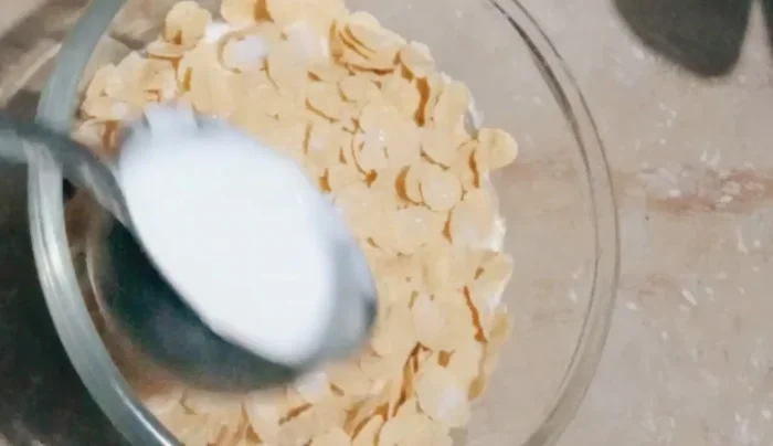 Add about half a glass of milk (fresh or canned).