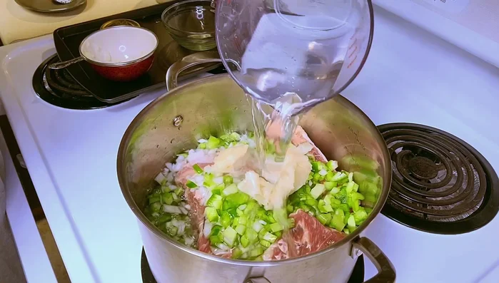 Cover the pot with 6 cups of cold water.
