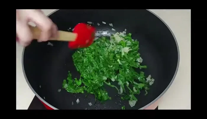 Add black pepper and cumin to the soup. Add boiled water and crushed, soaked rice. Stir well.