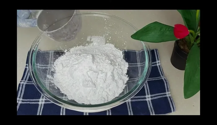 Mix one cup semolina, two cups rice flour, one teaspoon salt, half a teaspoon cumin, and half a teaspoon black pepper.