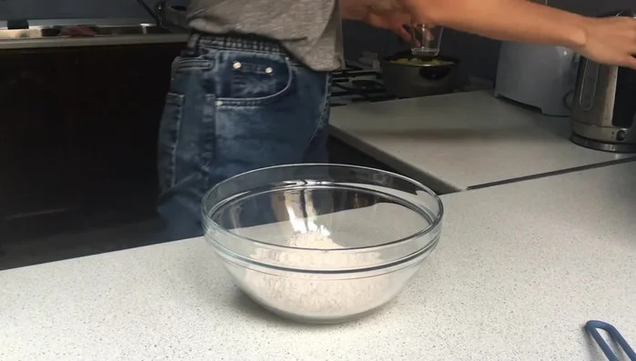 Combine 200 grams of whole wheat flour and 1 tablespoon of water.