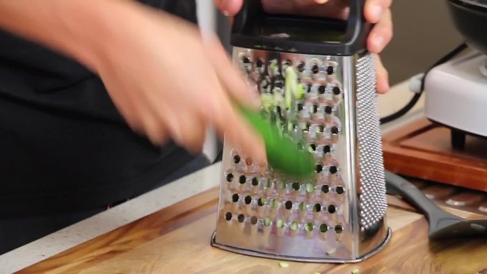 Grate zucchini and prepare fennel.