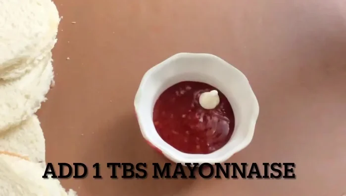 Spread the sauce evenly on one bread slice. (106.14)