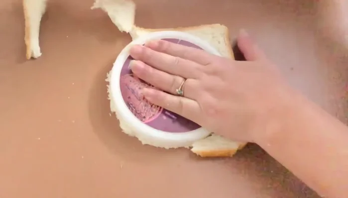 Cut the bread into desired sizes. (76.329)